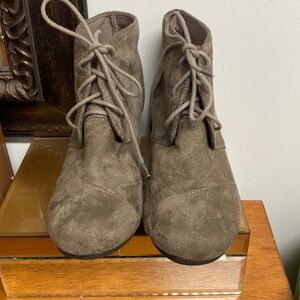 Charles Albert size 8 vegan suede taupe ankle booties